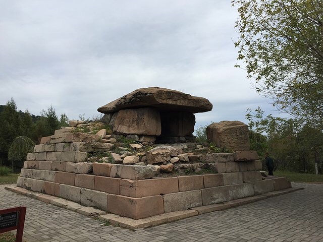 集安市东方金字塔图片,吉林七座金字塔