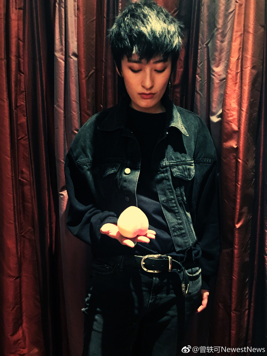 曾轶可安检时耍大牌事件是真的吗,曾轶可晒工作人员证件照