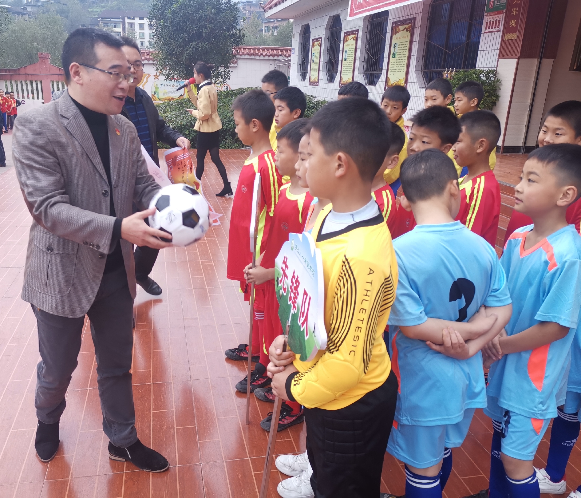 拼搏成就足球梦，齐心赛出王者风——通川区罗江八一希望学校第三届“校长杯”足球赛颁奖仪式