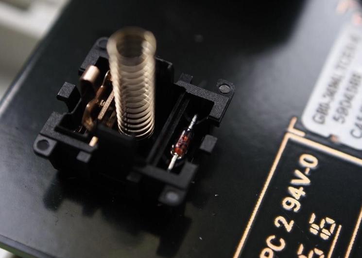 你知道键盘为什么会发光,键盘冲突可以解决吗