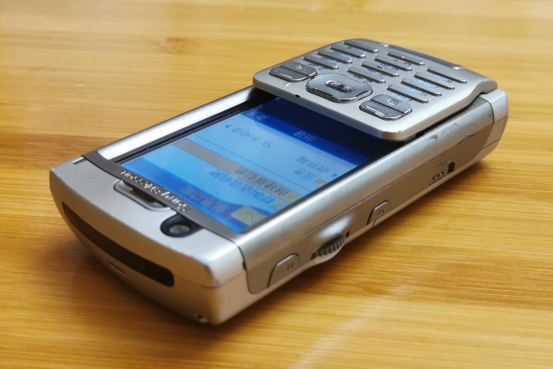 经典手机索尼爱立信p990i,爱立信p990i