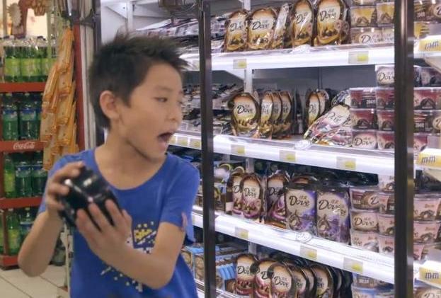 小孩超市偷东西被骂,小孩超市偷窃被发现妈妈包庇后续