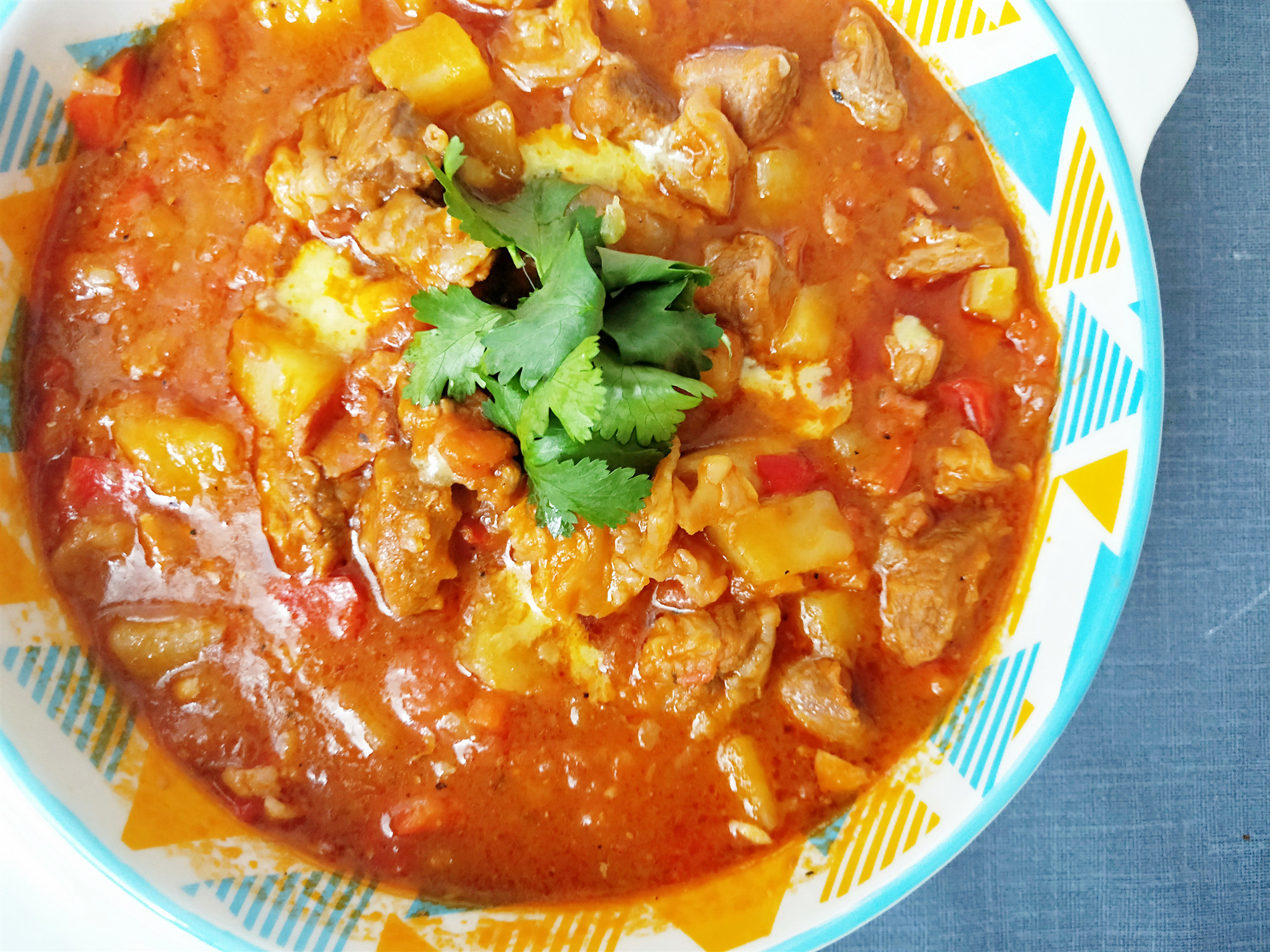 番茄土豆炖牛肉的正宗做法,土豆番茄炖牛肉的家常做法