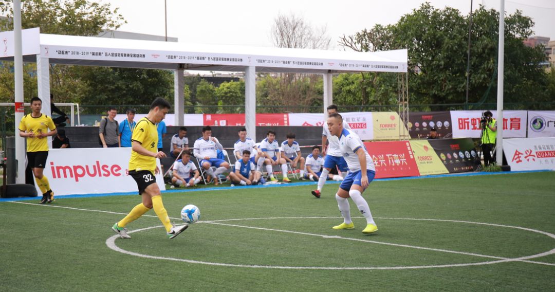 三五好友一起运动一起流汗,五人制足球赛基本战术规则