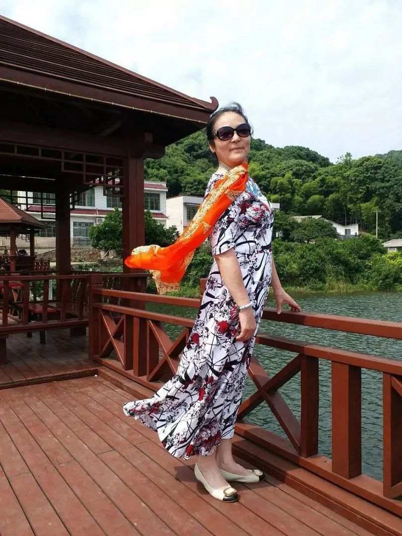 大妈旅游照专用动作,中国大妈外出旅游标准动作