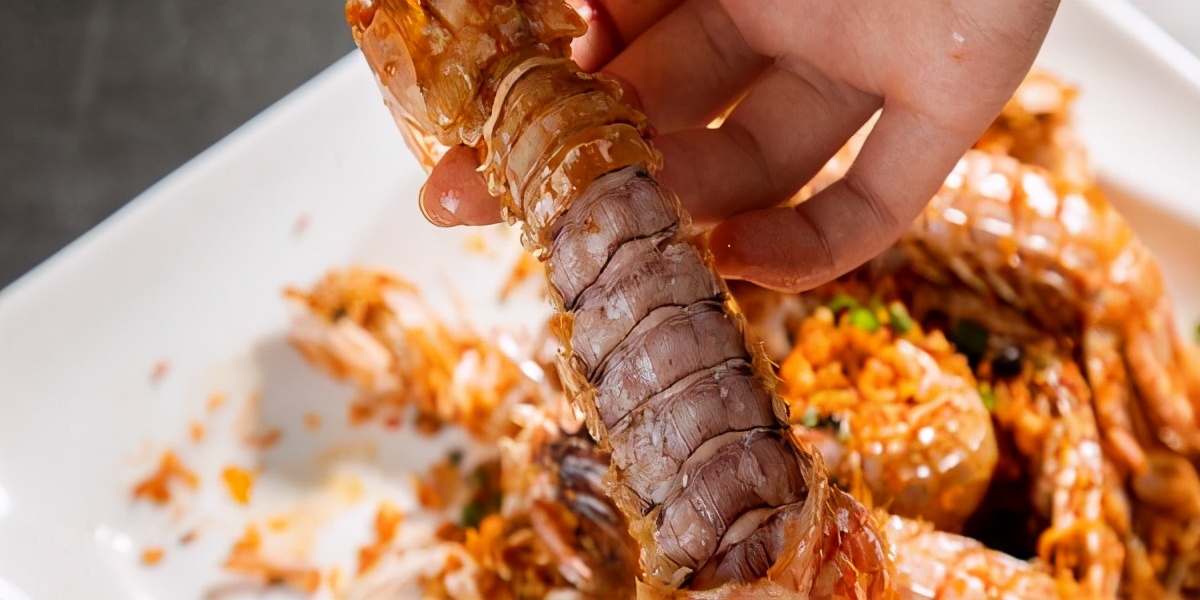 夏天海鲜皮皮虾吃起来快速剥壳,皮皮虾正确剥来吃的方法