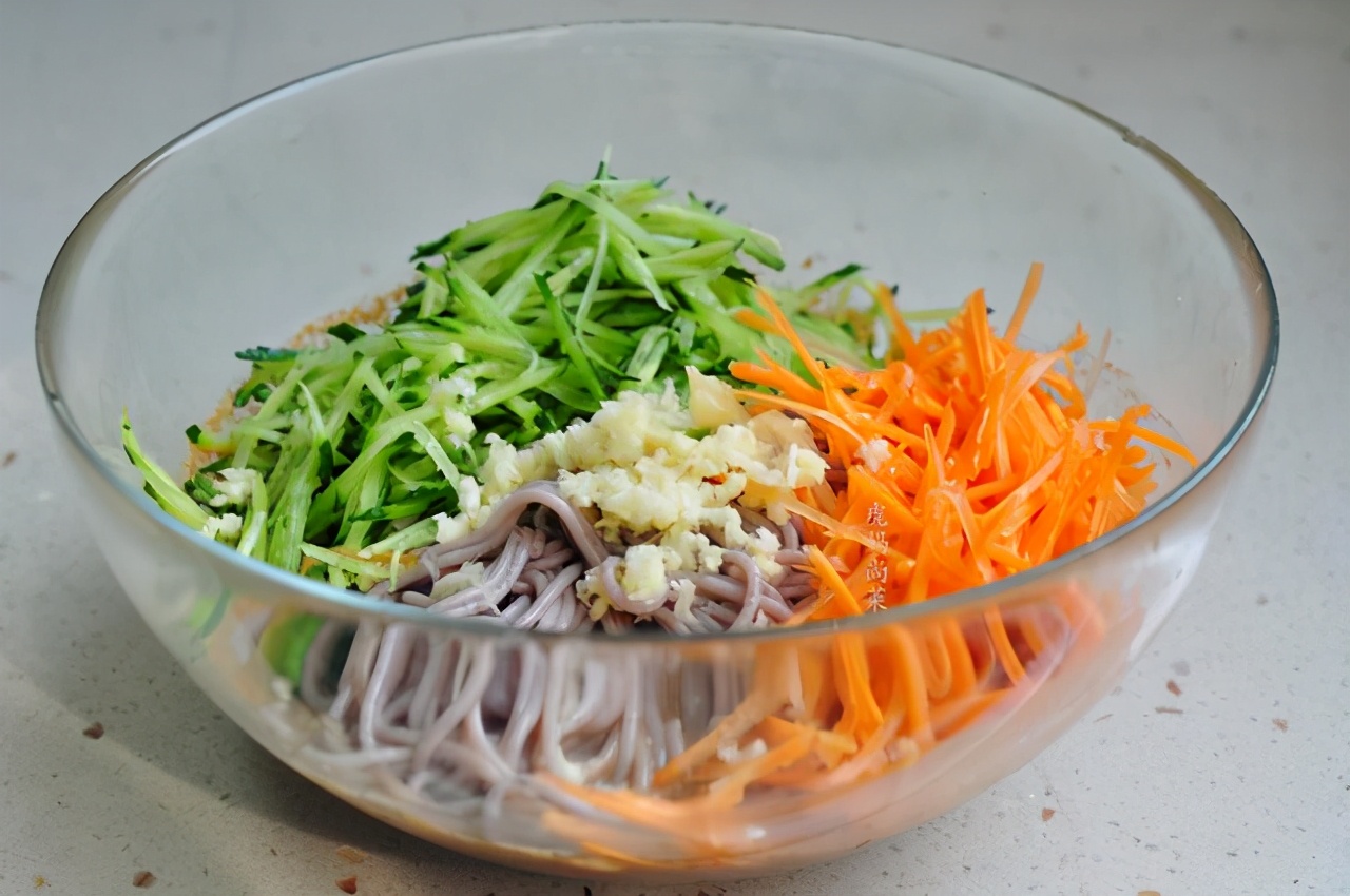 煮面条开水下锅还是冷水下锅,煮面条应该开水下锅还是冷水下锅