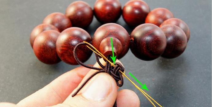 佛珠手链三通穿法及吉祥结编法,橡皮筋佛珠三通的穿法慢步骤