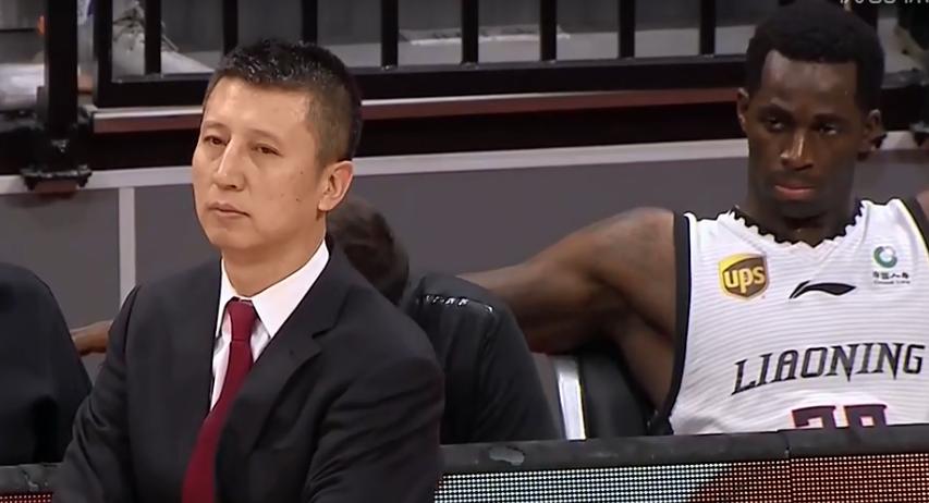 11日体育热点回顾：感动！辽篮两连败最美拉拉队泣不成声，球迷不愿离去掩面痛哭