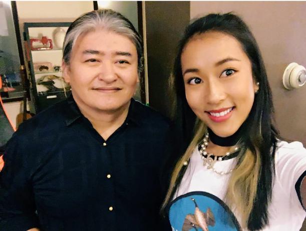 56岁刘欢是酒鬼？喝到骨头坏死靠拐杖走路？冯小刚：没有人像他