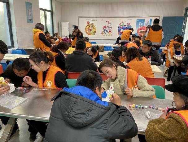 爱心暖城走进武汉志愿者,守望相助慰问一线防疫志愿者活动