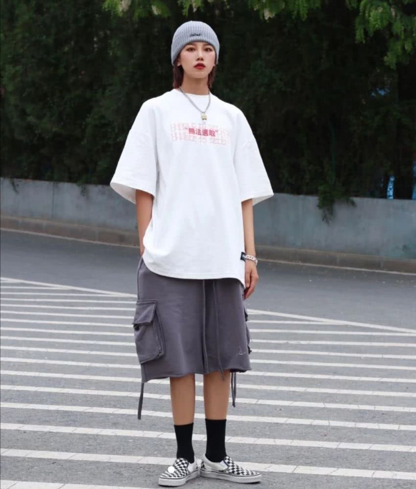 微胖黑色t恤怎么穿才好看,肥t恤女怎么搭配