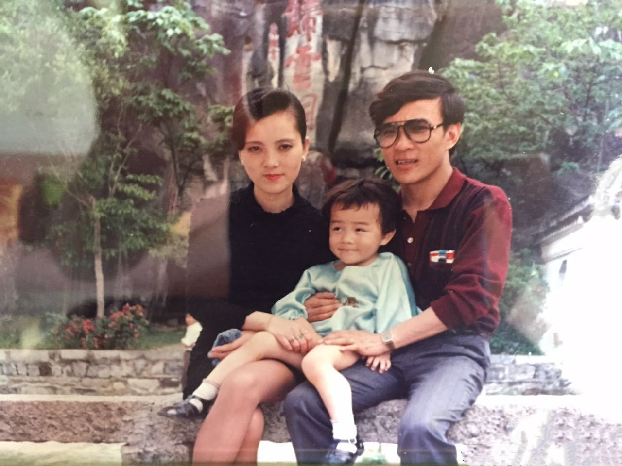 “三毛”34岁了！8岁爆火，14岁谢顶，植发挨300多针，如今变帅哥