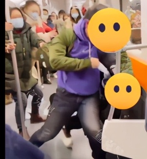 全武行打架现场,地铁上两男子上演全武行