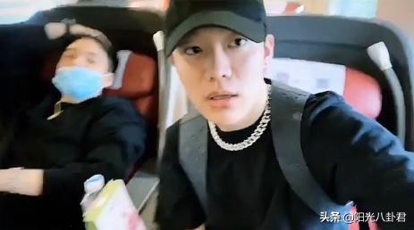 PGone复出受挫，现身酒吧表演不准上台，唱十分钟被骂到退场