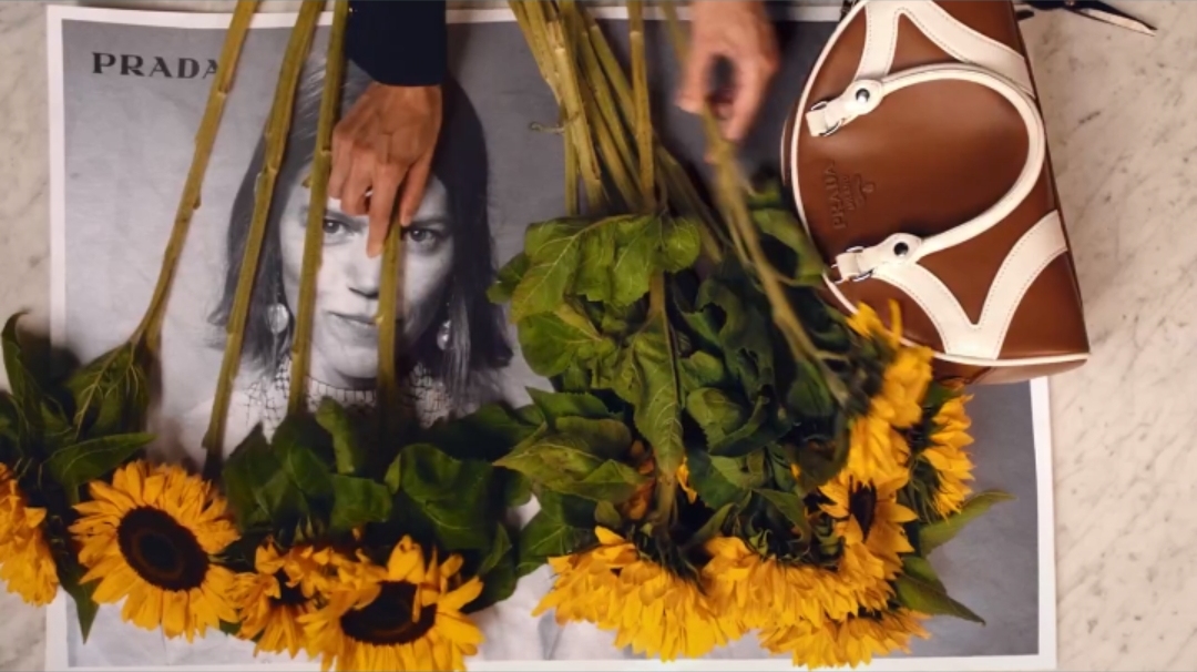 女王节，Prada鲜花让时尚破格融入日常