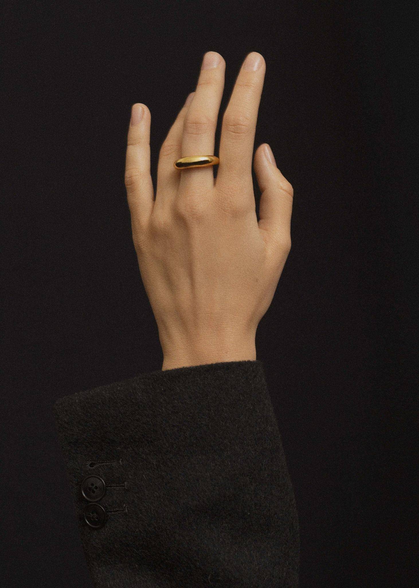 有时候质感就体现在小小的配件上，一件可以陪你穿梭日常的珠宝