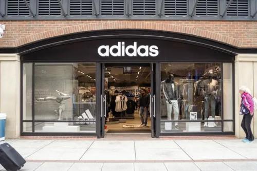 从顶级潮牌到拖欠房租,斗赢了亲兄弟的三叶草却败给了病毒?