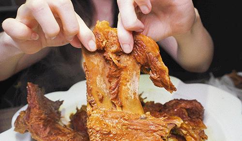 「东市观光夜市」手撕大骨头九块九，吃到开始怀疑人生