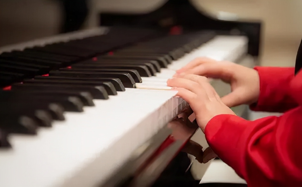 *疆新**美女，去过50个国家，30岁负债200万，却8个月还清，凭啥？