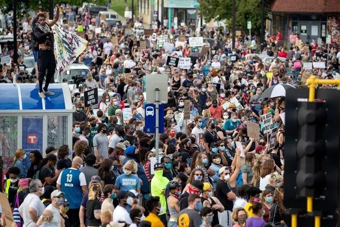 美国*乱暴**升级！烧警车，抢超市，殴打老人：这不是靓丽风景线