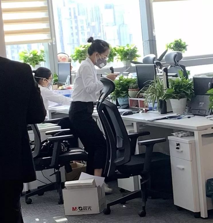 何以解忧戴口罩照片,何以解忧唯有干活流汗