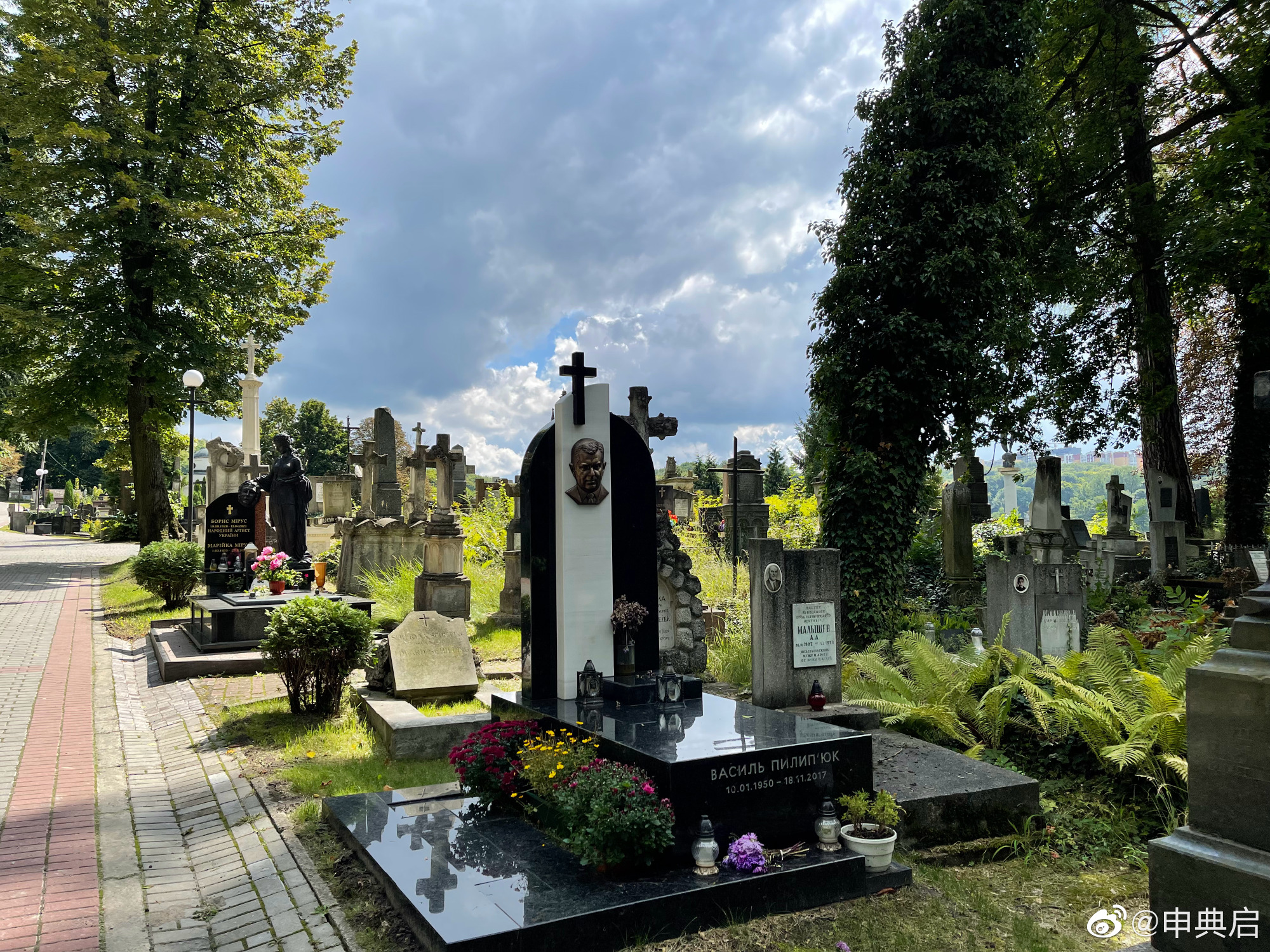 利沃夫最神奇的地方在于历史上多次易主,墓地都有各历史时期风格