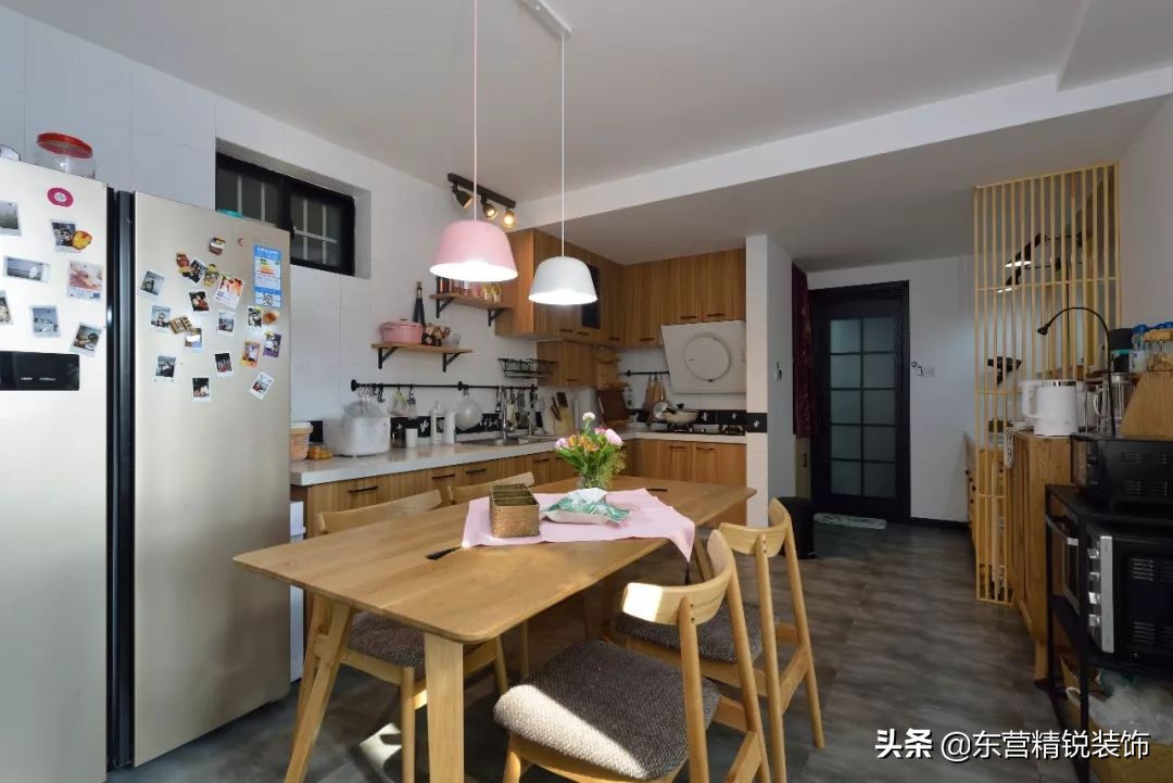 餐厨一体设计让空间显得很宽敞,餐厨客厅一体设计效果图