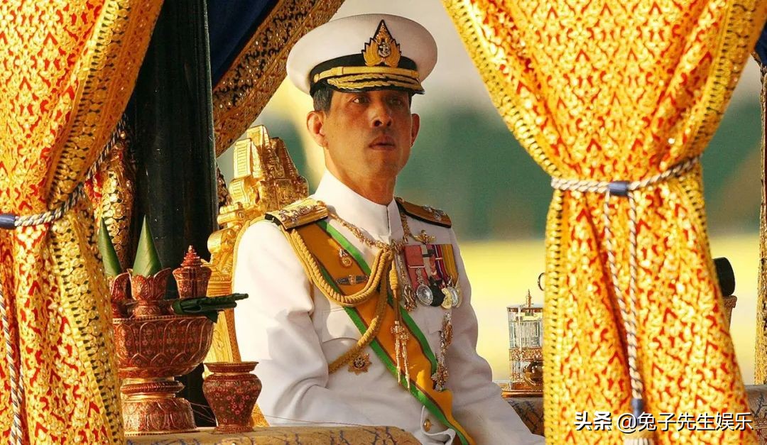 泰国国王度假穿着,泰国国王带20个妃子躲在德国度假