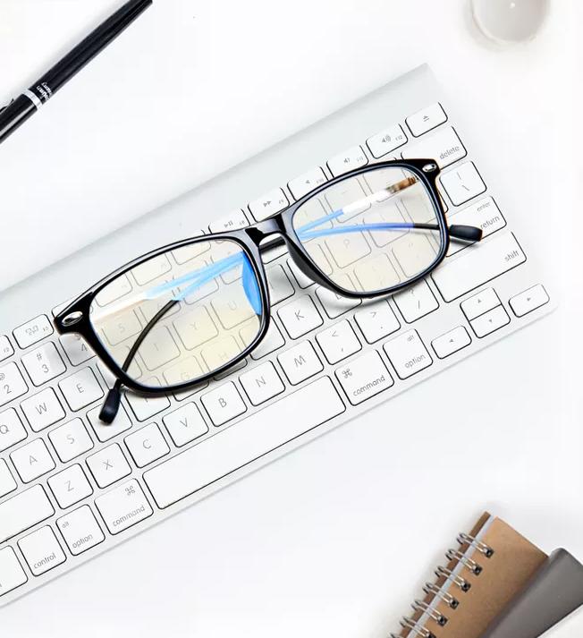 您是否觉得戴眼镜会加深近视度数,配眼镜度数比实际度数低50度好吗