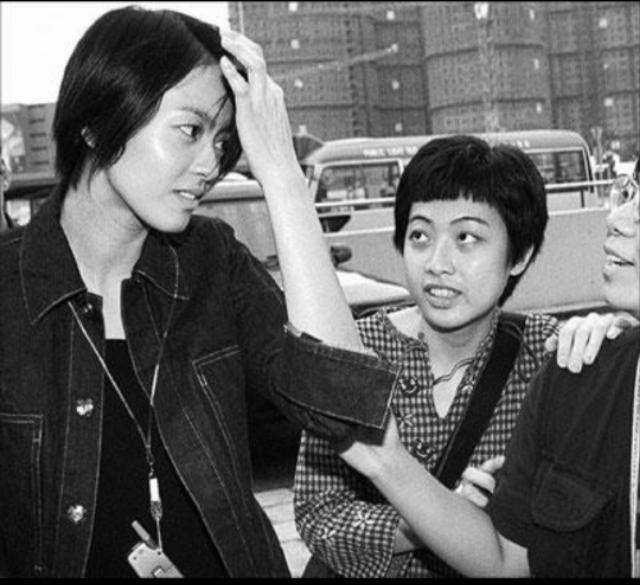 香江传奇：黑皮凸嘴小娱记如何逆袭仪态端庄女首富？