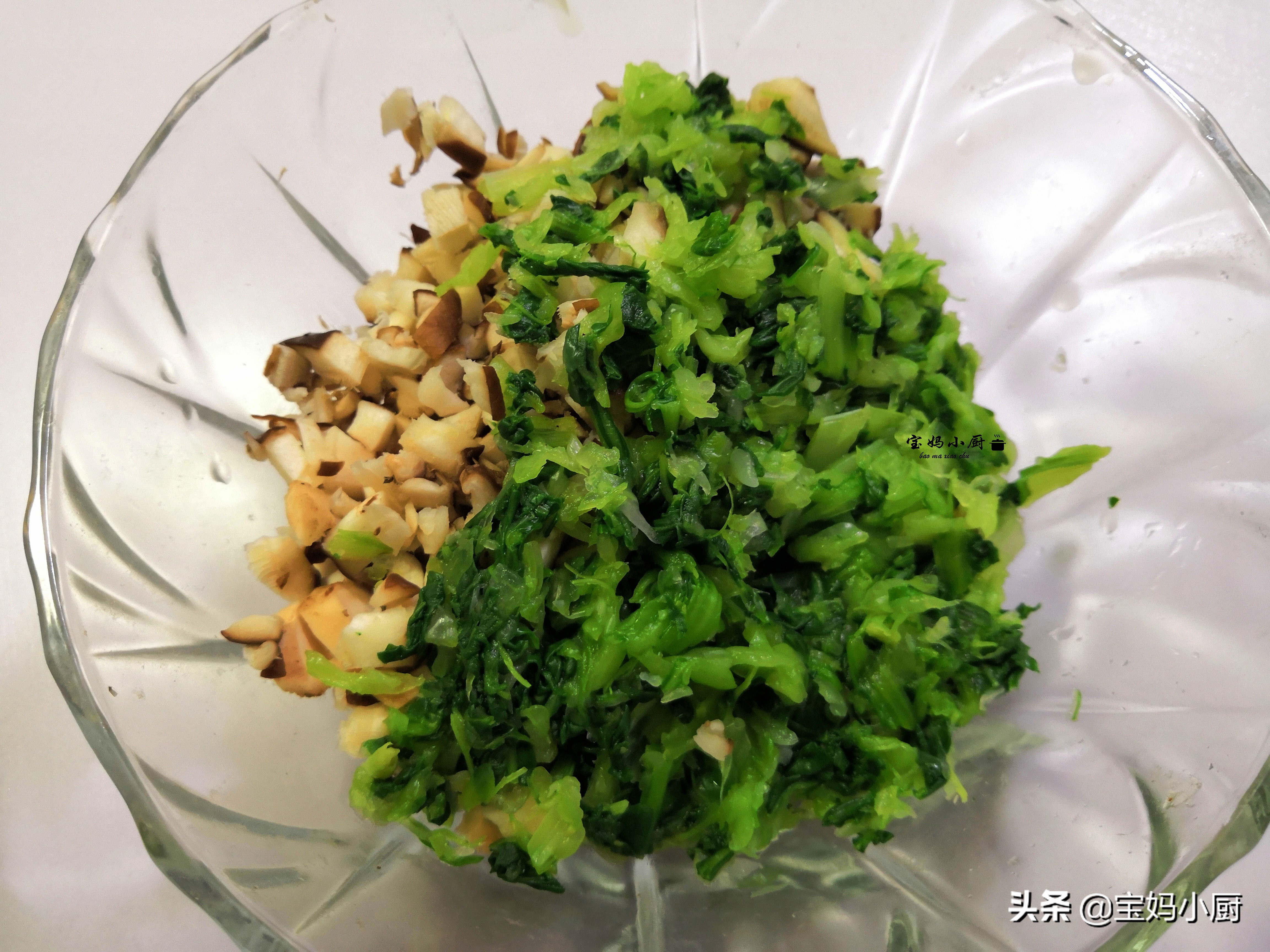 早餐就爱吃蒸饺，比包子省事，软乎乎，一咬直冒汁，放一天都不硬