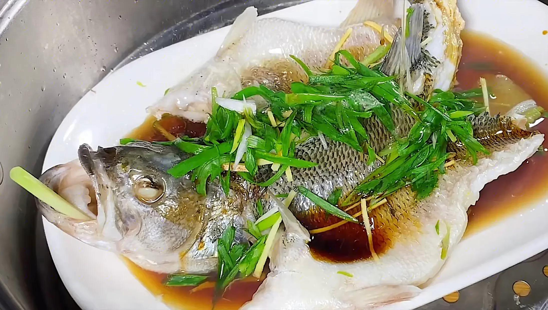 做清蒸鱼时万万不可放盐和料酒,清蒸鱼最忌放盐和料酒