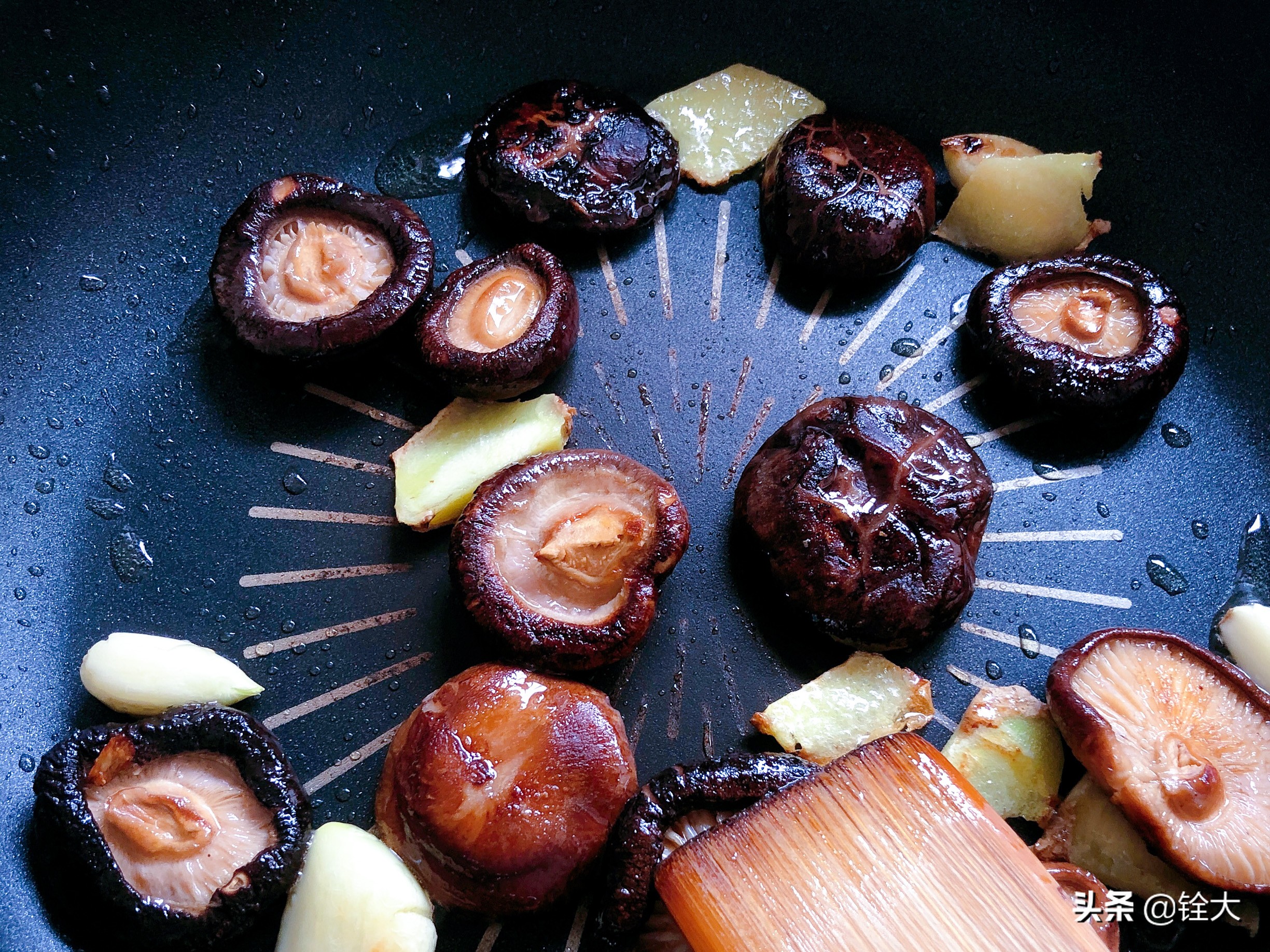 1根猪排骨和1把干香菇，小火慢炖，出锅味道浓郁，排骨软烂咸香