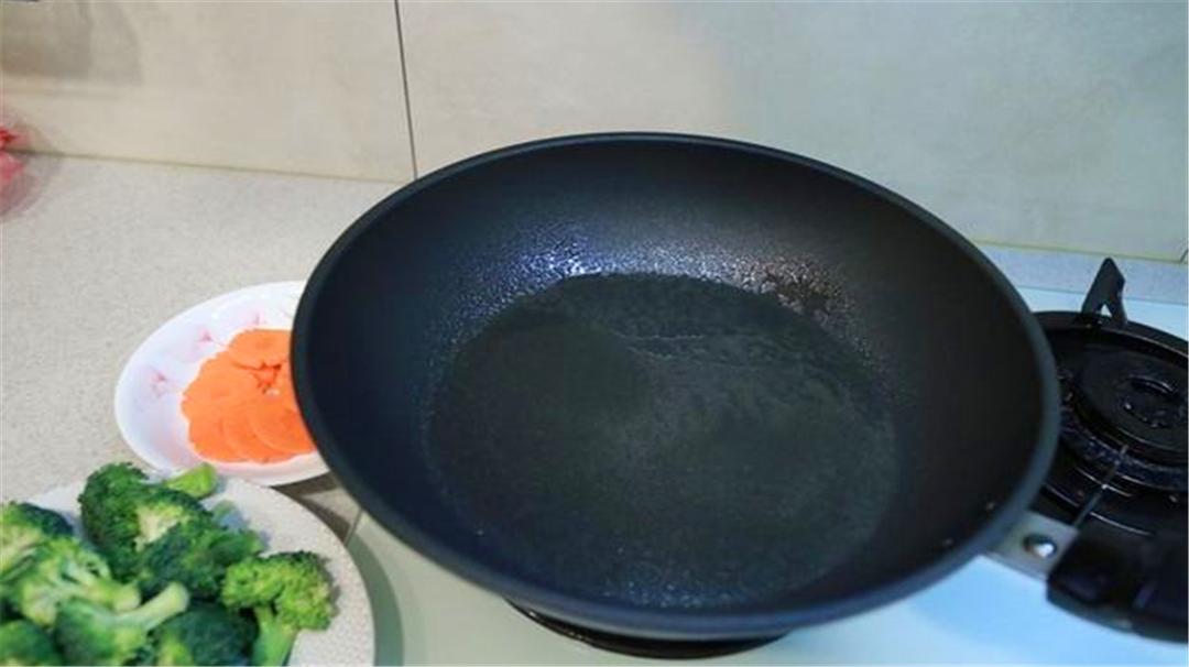 什么方法能让炒菜不溅油,炒菜油不溅的方法