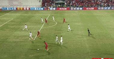 张琳芃的自摆乌龙将国足推入困境,张琳芃的乌龙球让国足1-2饮恨