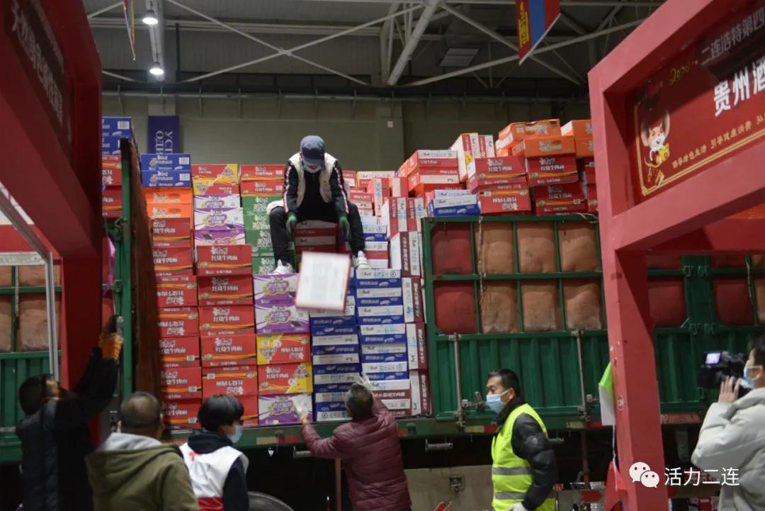 支援二连浩特疫情车队视频,抗击疫情爱心物资车队