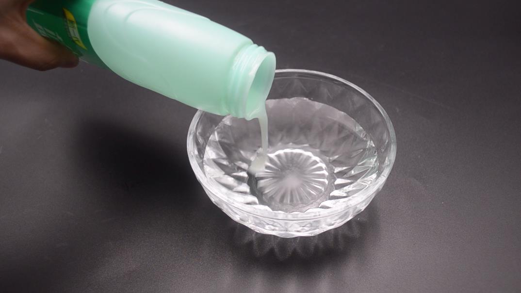 羽绒服脏了不用洗只用一招就搞定,羽绒服脏了不用水洗教你一招