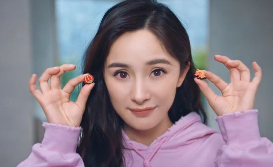 杨幂晒出美照宣传代言新品,杨幂复出水嫩亮相