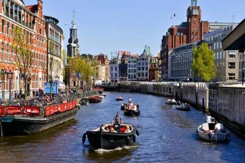 1975年荷兰*麻大**合法化，赚得盆满钵满，25年后因此还宣布出租监狱