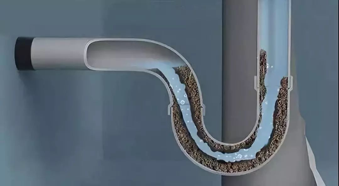 家里下水道堵塞发臭，别用开水冲！教你1个小技巧，再也不发愁