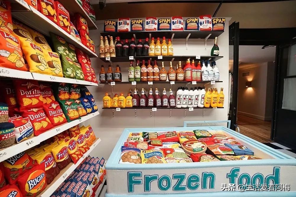 她开了间超市，卖的东西却全是假的，9000件商品，竟被一抢而空