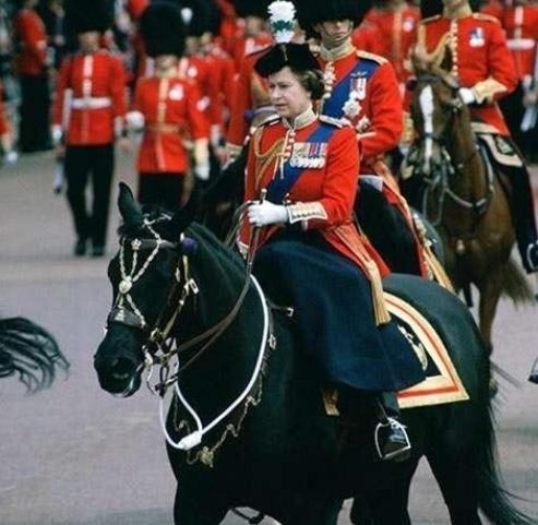 英国女王年轻时上过战场,英国女王差点中枪