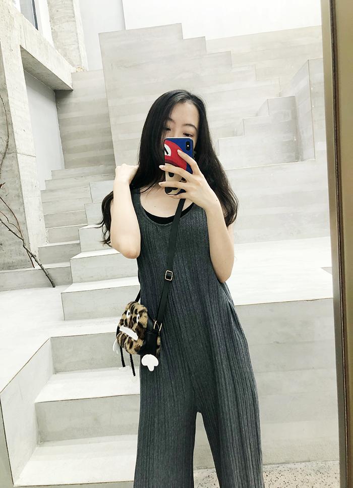 穿上即陷进柔软的「纸片人」背带裤，一封写给夏天的慵懒情书