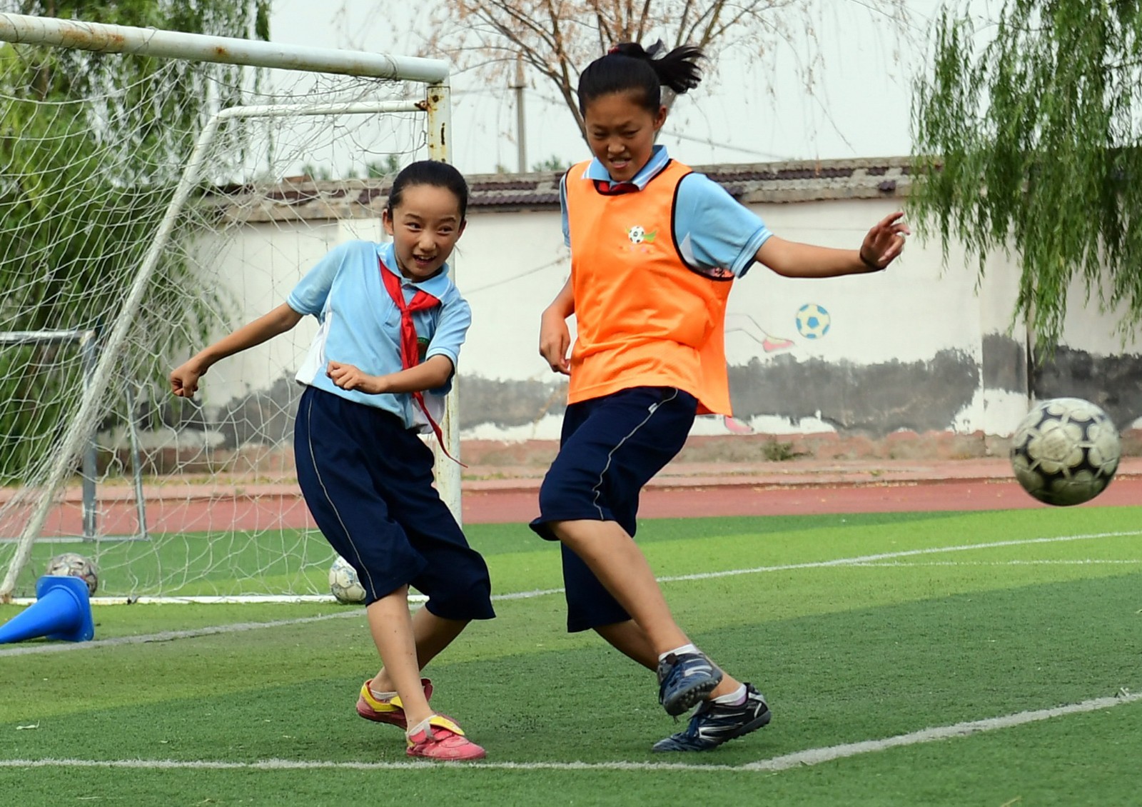 济南足球比赛小女孩,济南十岁小女孩想踢足球