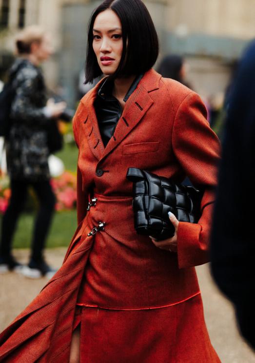 别再背烂大街的轻奢包,帆布包怎样才能背出时髦感