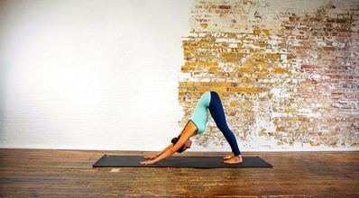 下犬式抬腿瘦腿,狗爬式减肥动作