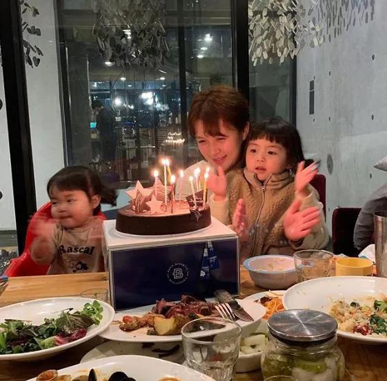 别让「假笑男孩」的悲剧,在她身上重演