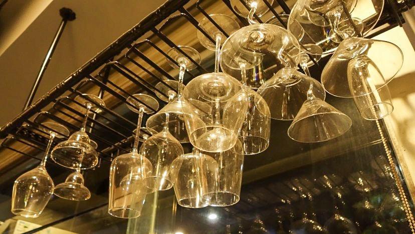 女的爱喝烈酒，男的抱头痛哭—北海调酒师给我讲述他的“治疗史”