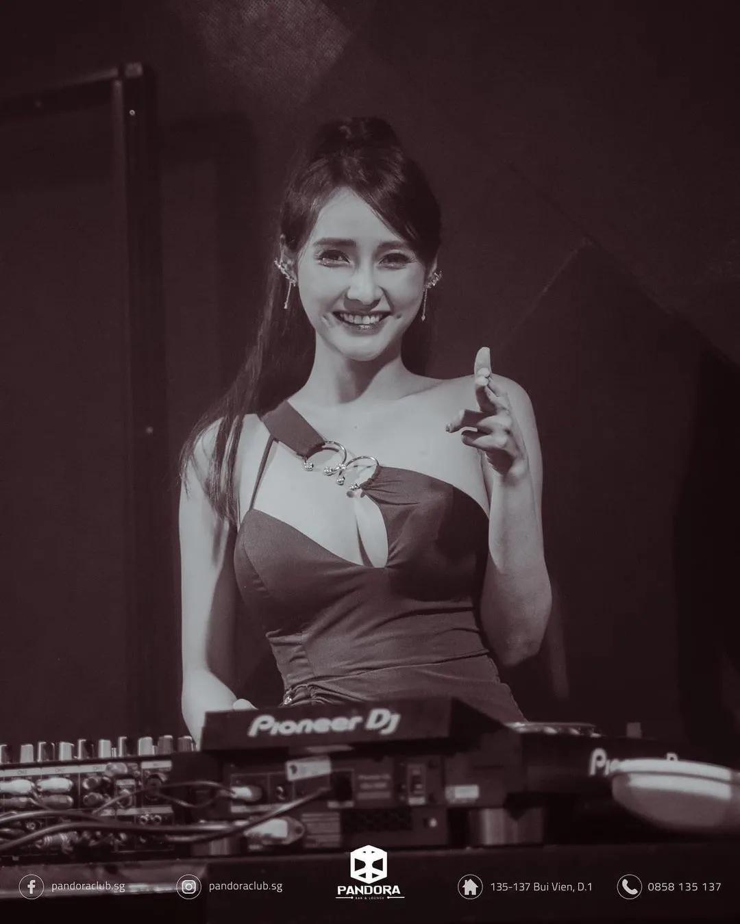 女dj跳舞名场面,女dj笑场